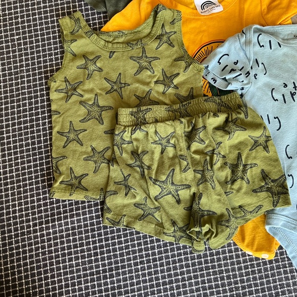 15 PEICE 3-6 MONTH INFANT BABY CLOTHING LOT BUNDLE ONSIES LONG SLEEVE FOOTIES - Picture 9 of 10